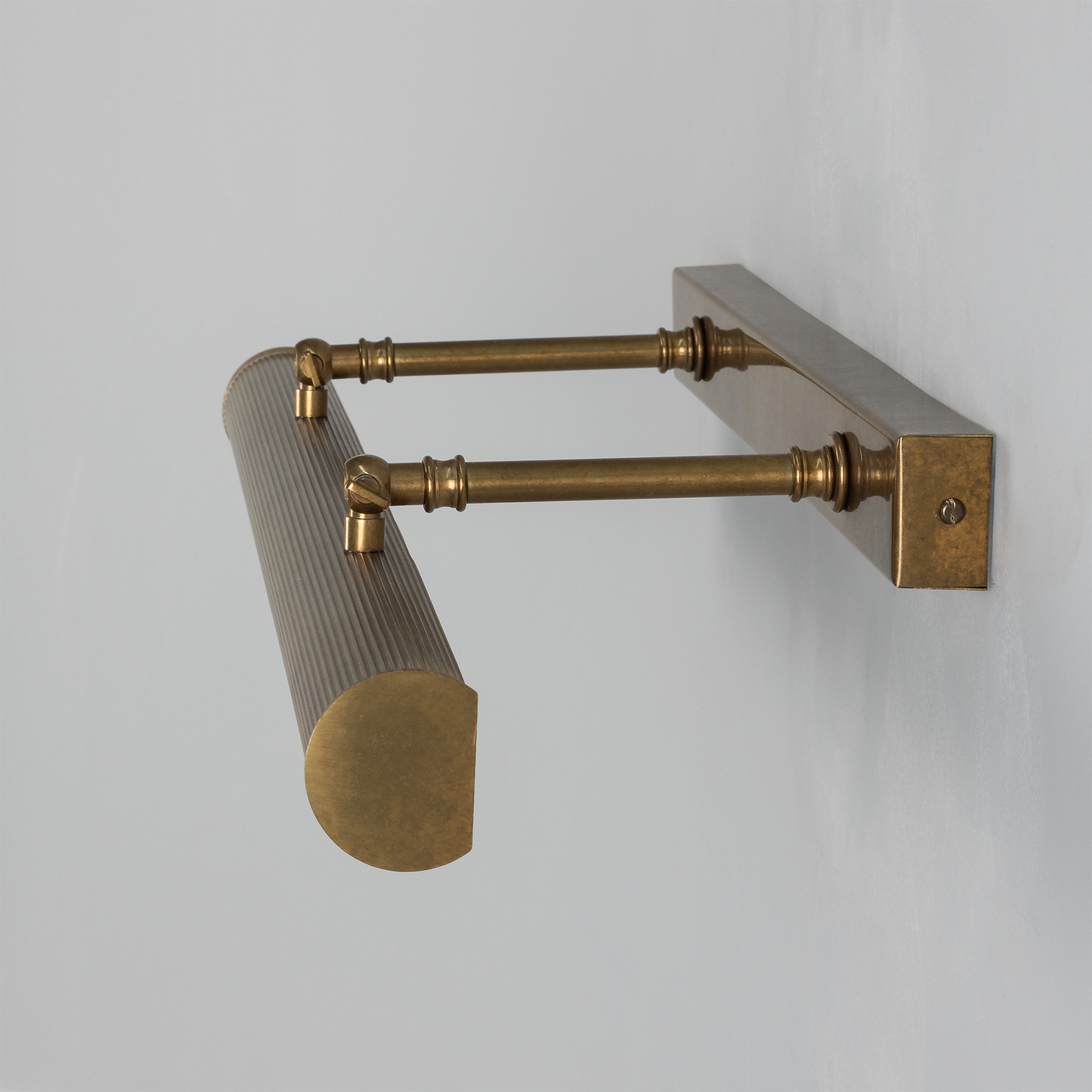 Cambridge Adjustable Reeded Brass Picture Light 60.5cm IP20